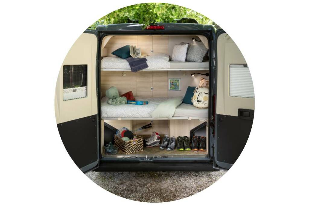 Aménagement intérieur ingénieux d’un van compact Challenger, avec rangements optimisés pour tout avoir à portée de main.