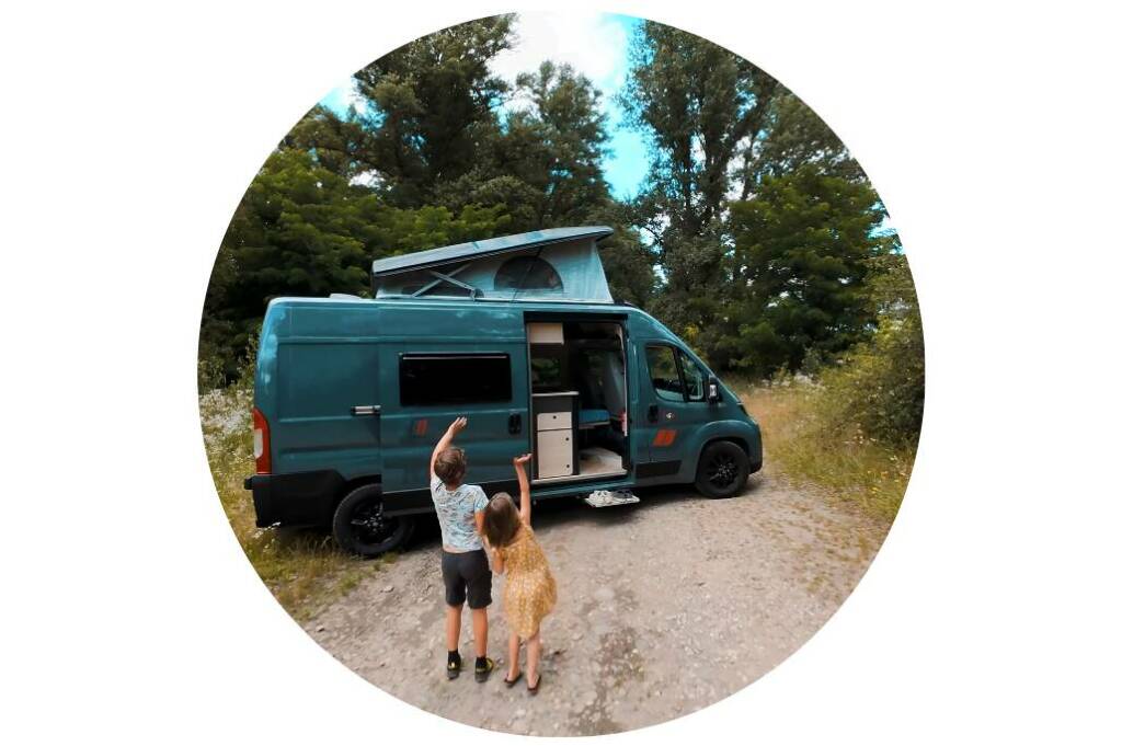 Famille profitant d’un road trip à bord du van compact, F&S Challenger avec toit pop-up, moments de complicité et liberté sur les routes.