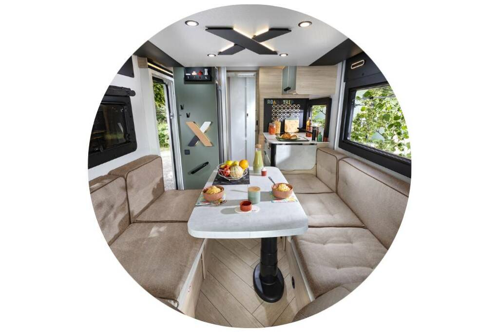 Espace salon du camping-car compact X250 Challenger, un lieu convivial et lumineux pour se détendre après l’aventure.