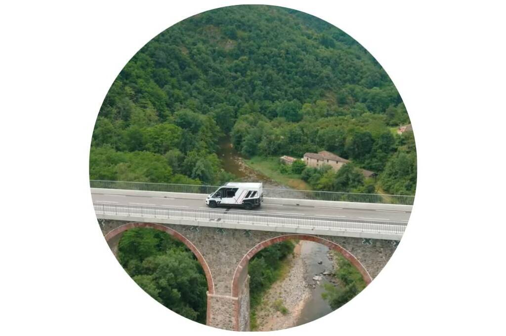 Camping-car compact X250 Electric Challenger en excursion, la nouvelle génération de véhicules de loisirs électriques alliant autonomie et liberté.