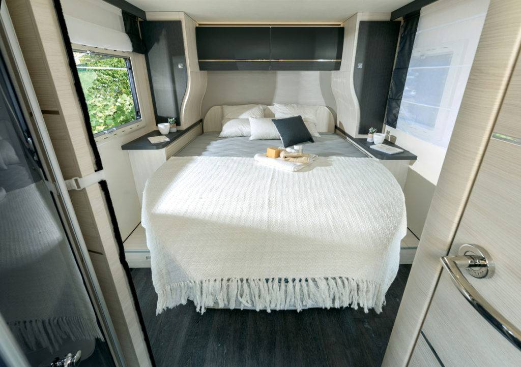 Grand lit central d'un camping-car intégral