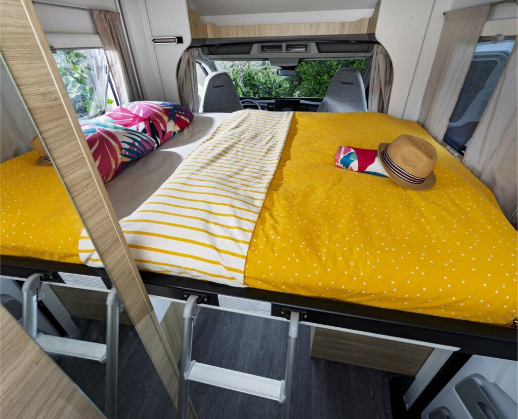 Lit pavillon relevable à bord d’un profilé Slim Challenger, un aménagement malin alliant confort et gain d’espace.